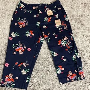 Capri pants with flower pattern